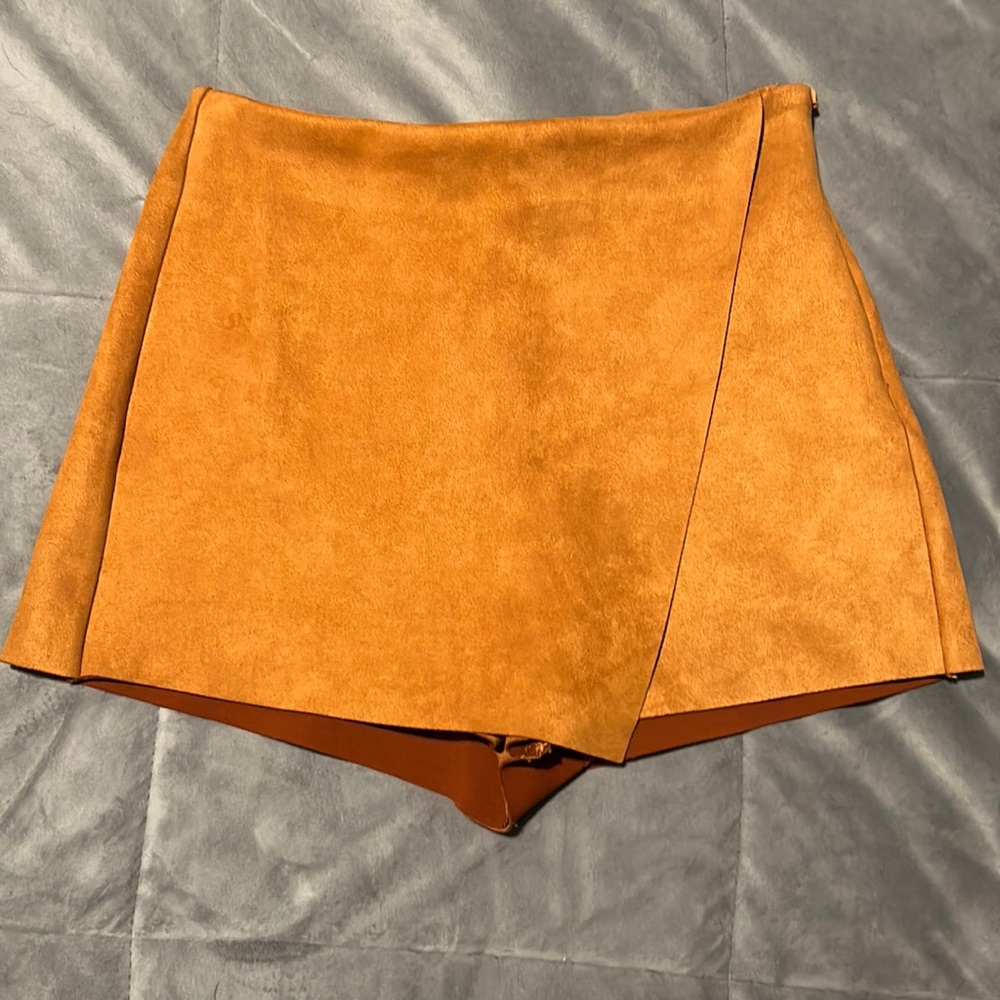 Super cute Forever 21 shorts! They look like a skirt from the front!